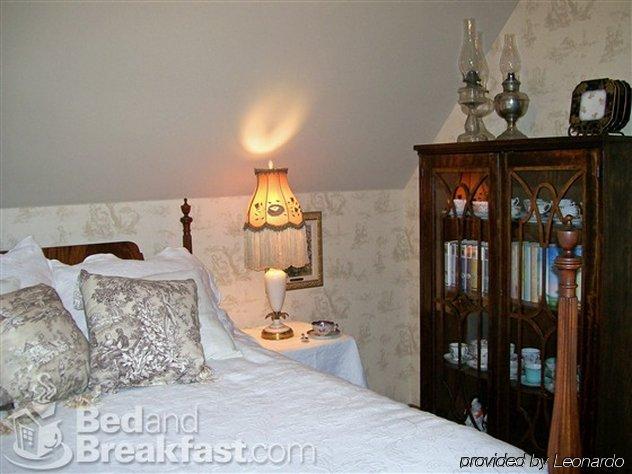 Isadoras Bed And Breakfast West Bend Экстерьер фото