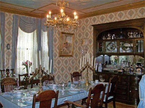 Isadoras Bed And Breakfast West Bend Экстерьер фото